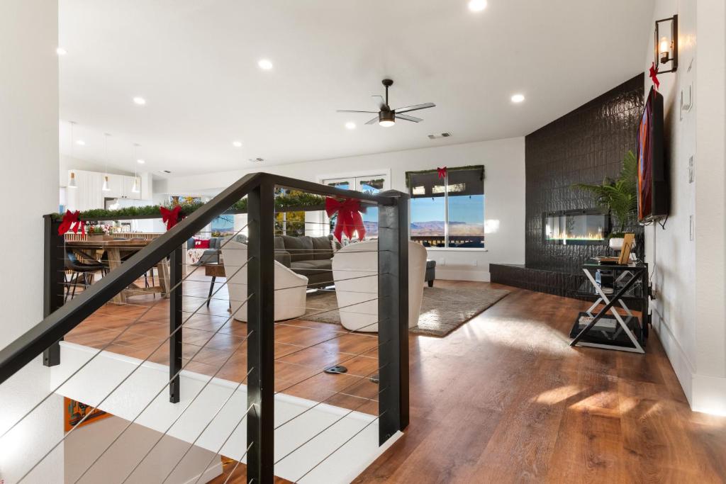 Heated Pool and Jacuzzi, Scenic Mountain View, Lux and Cozy, - Image 6