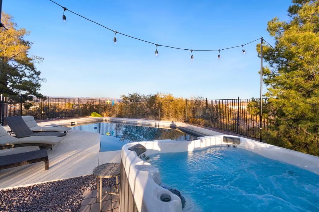 Heated Pool and Jacuzzi, Scenic Mountain View, Lux and Cozy,
