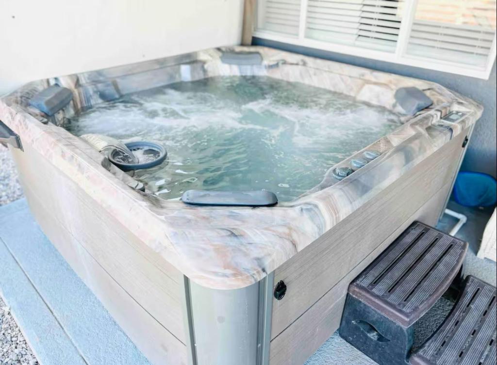 Hot Tub (Jacuzzi) - Photo 4