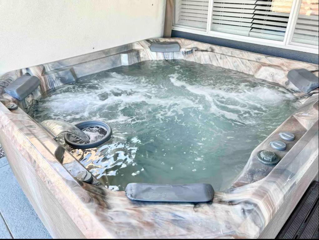 Spacious Getaway! Pool, Spa, Sleeps 9