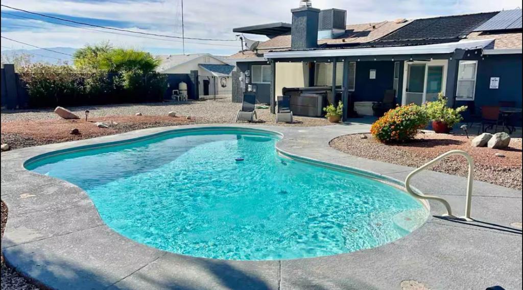 Spacious Getaway! Pool, Spa, Sleeps 9 - Image 4