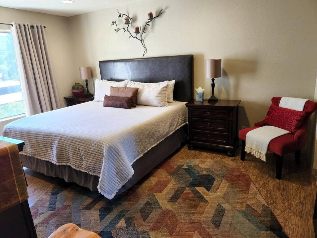 Johnnys Sedona Getaway 2 Primary Suites 2 Bath - Image 8