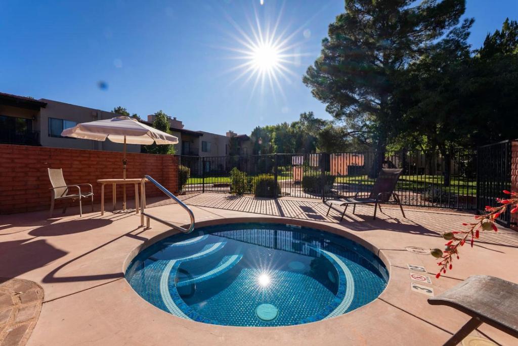 Hot Tub (Jacuzzi) - Photo 2