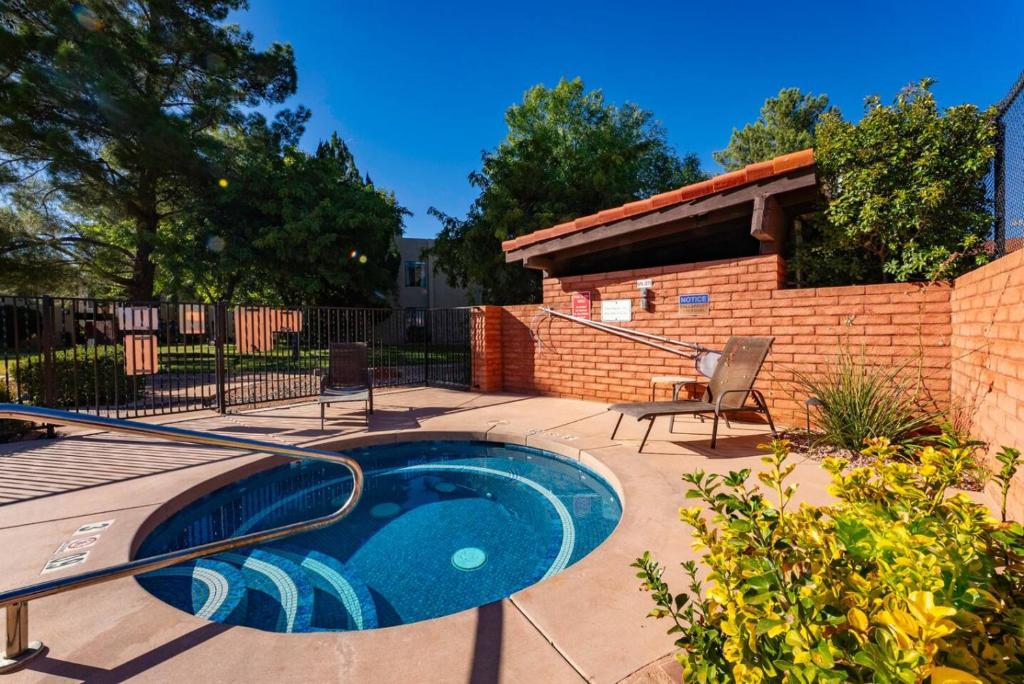 Hot Tub (Jacuzzi) - Photo 5