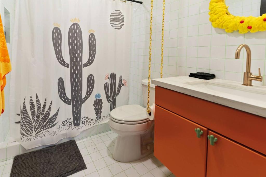 Charming NEW Retreat, Prime Location Mins to DT & PHX Airport - Image 8