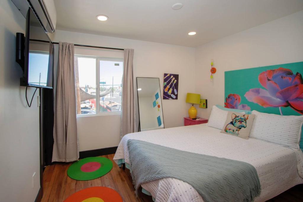 Charming NEW Retreat, Prime Location Mins to DT & PHX Airport - Image 7