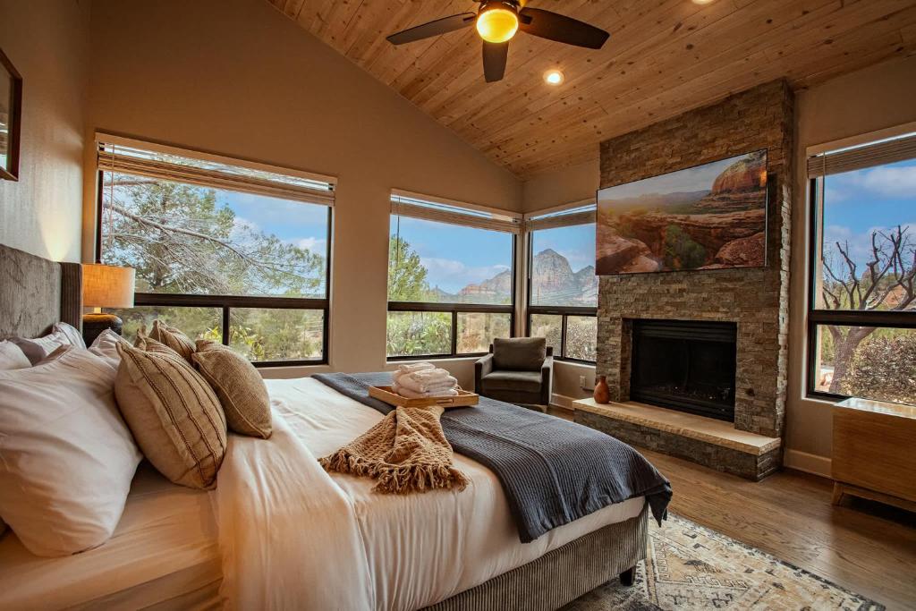 5 Bed 3 Bath Uptown Sedona-Game Room-Sauna-Cold Plunge-Jacuzzi-Gym - Image 5