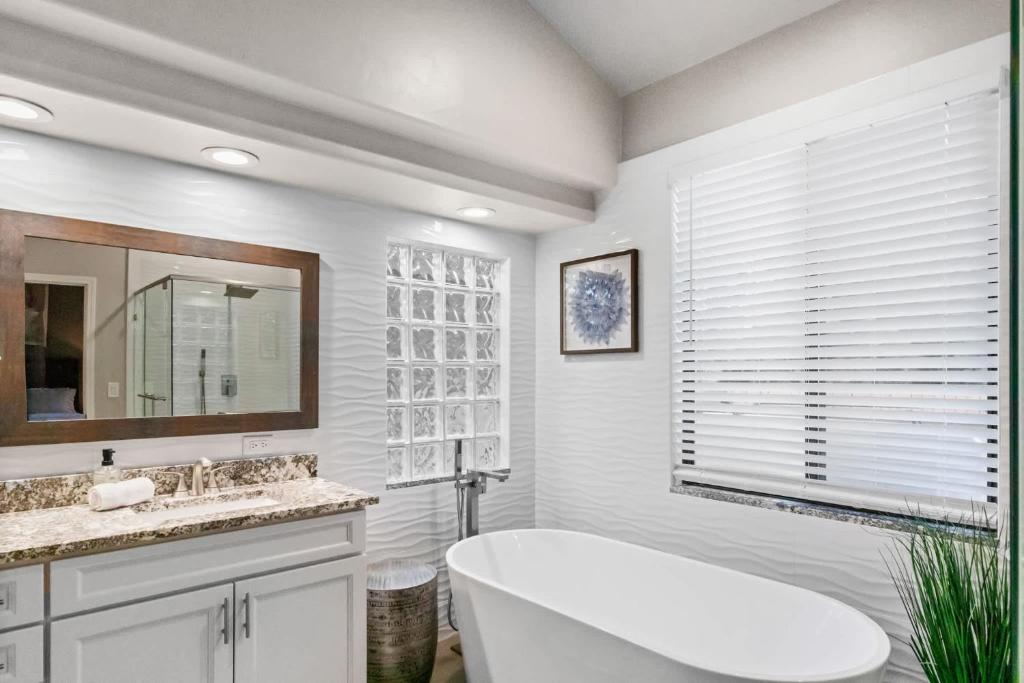 5 Bed 3 Bath Uptown Sedona-Game Room-Sauna-Cold Plunge-Jacuzzi-Gym