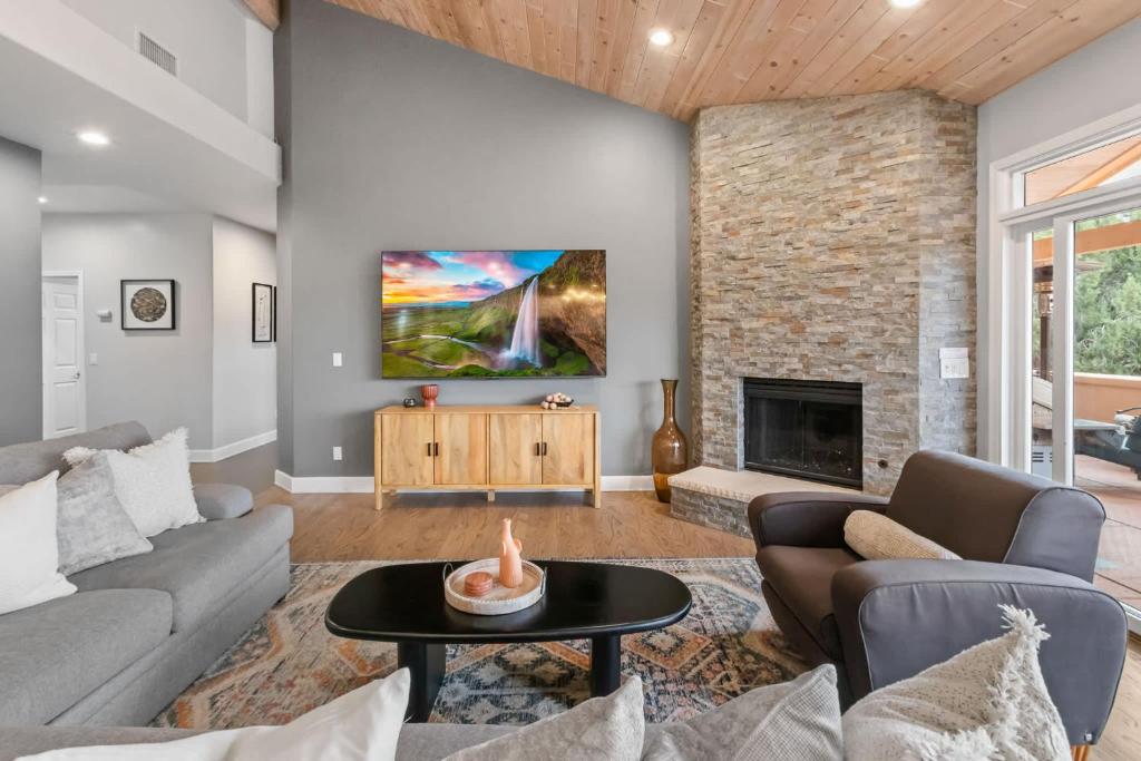 5 Bed 3 Bath Uptown Sedona-Game Room-Sauna-Cold Plunge-Jacuzzi-Gym - Image 4