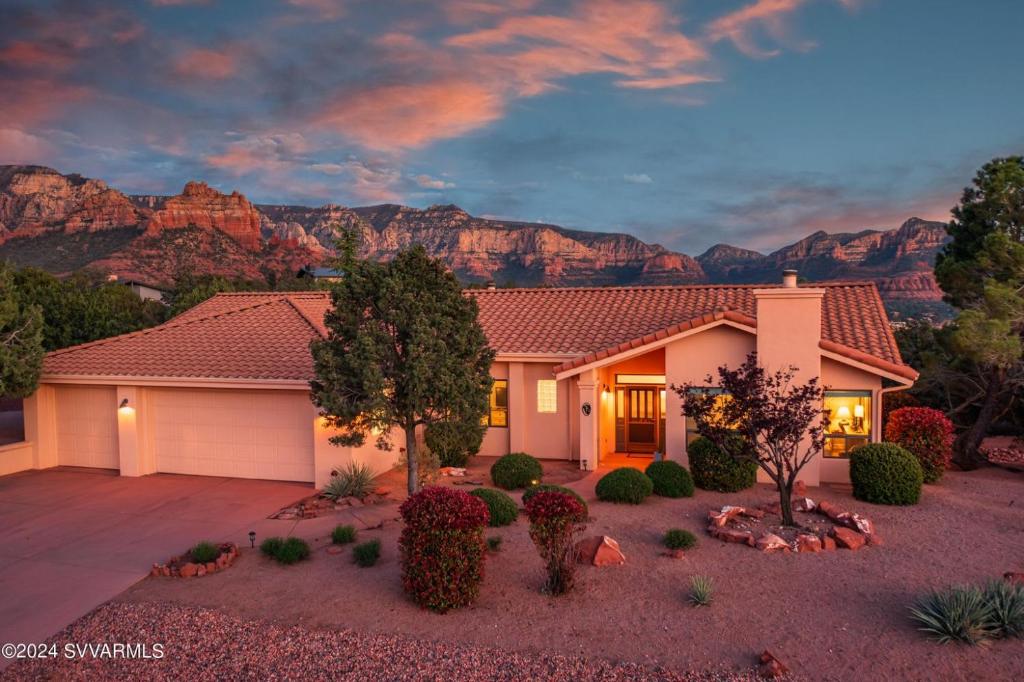 5 Bed 3 Bath Uptown Sedona-Game Room-Sauna-Cold Plunge-Jacuzzi-Gym - Image 8