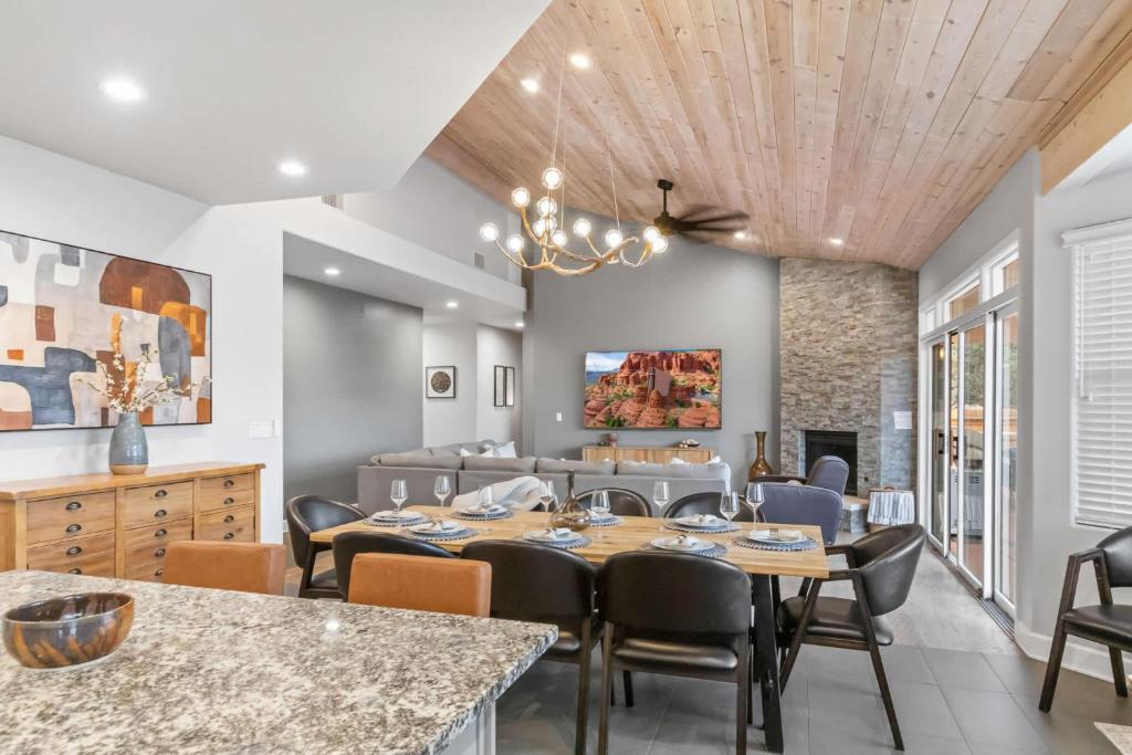 5 Bed 3 Bath Uptown Sedona-Game Room-Sauna-Cold Plunge-Jacuzzi-Gym - Image 6