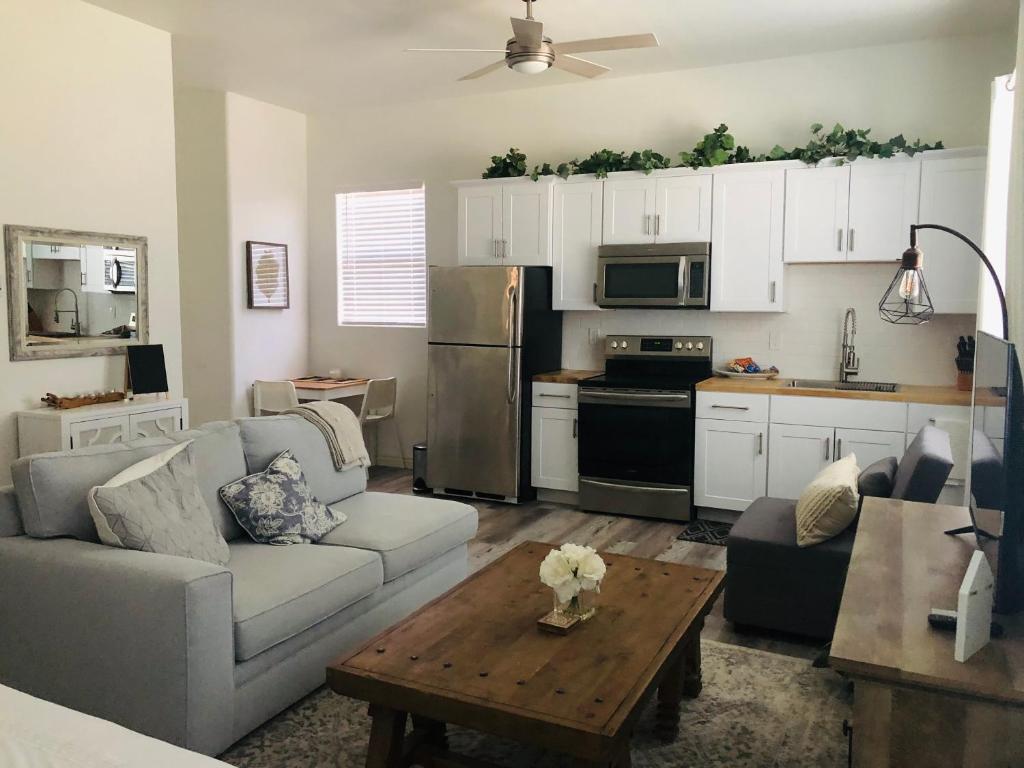 Beautiful Private Casita/Guesthouse w/ Kitchen, Access to Pool/Spa - Image 5