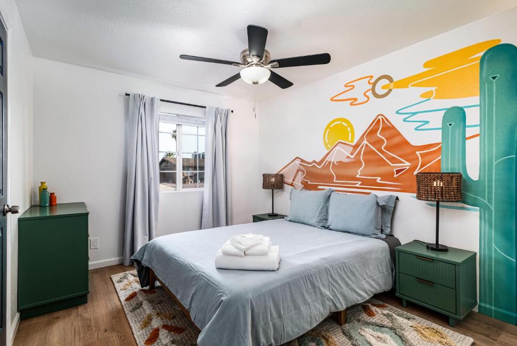 Gorgeous 4-bed home with Golf, Pool, & Hot Tub! - Image 8