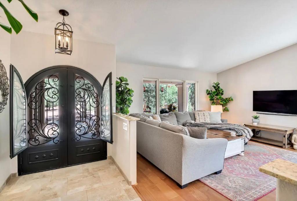 Sedona's Paradise Found, Saltwater Pool and Hot Tub, Private Oasis! - Image 4