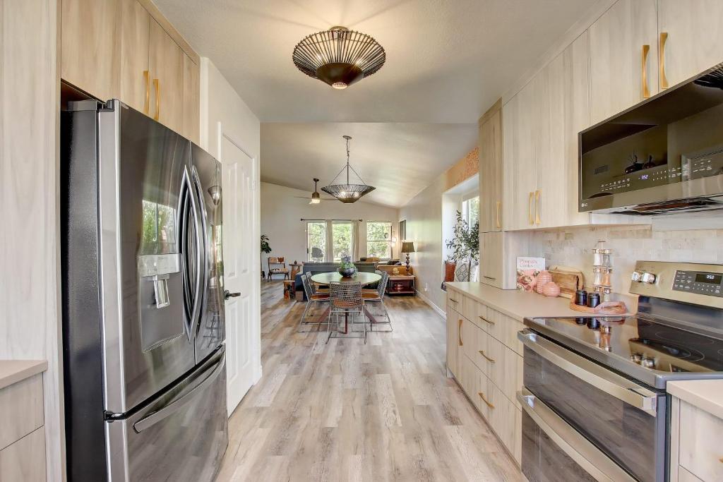 Kiva Cove Pool & Sun Loungers on the Patio - Image 5