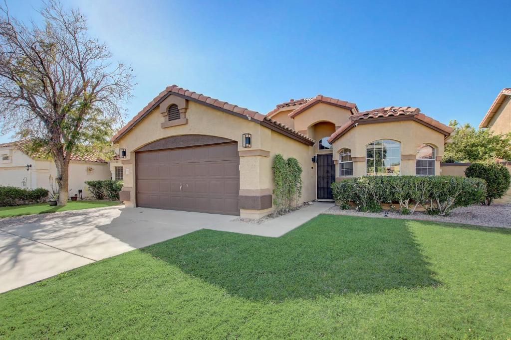 Kiva Cove Pool & Sun Loungers on the Patio - Image 7