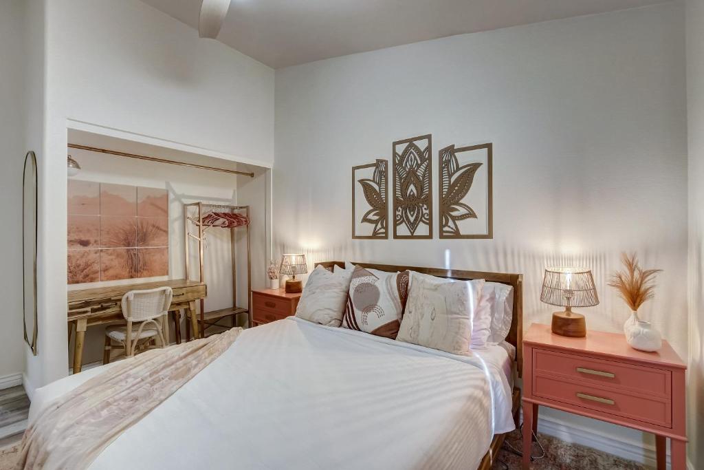 Kiva Cove Pool & Sun Loungers on the Patio - Image 8