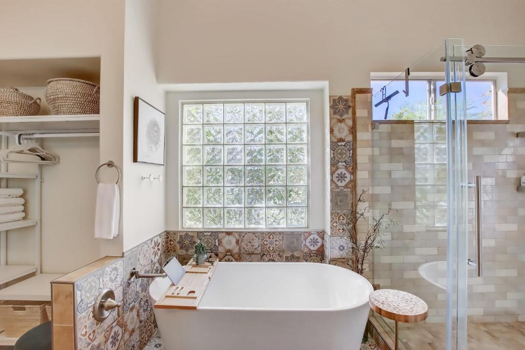 Kiva Cove Pool & Sun Loungers on the Patio