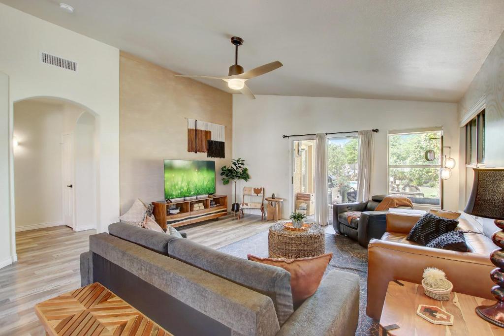 Kiva Cove Pool & Sun Loungers on the Patio - Image 6