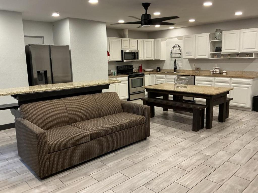 Pinetop Studio Suites - Image 5