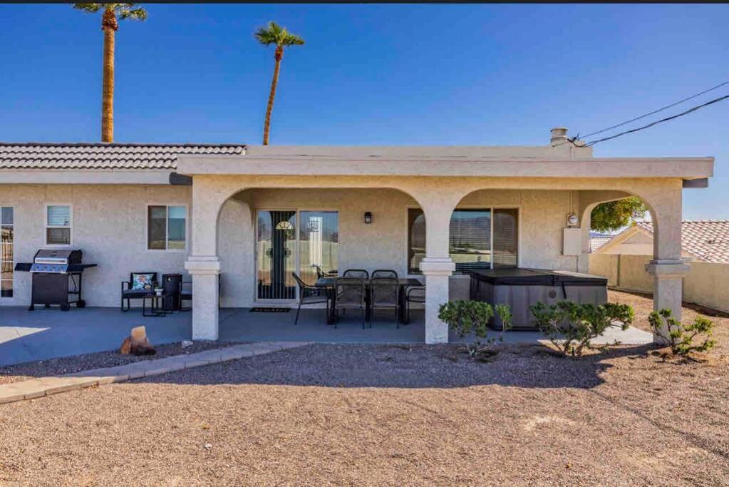 Peaceful Desert Villa w/Lake View & Spa