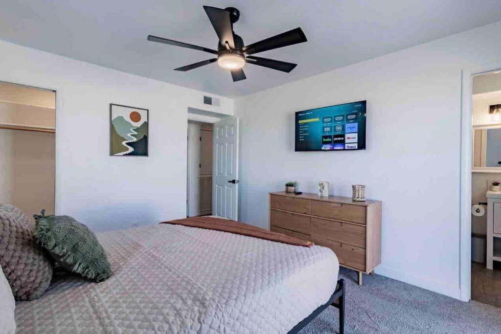 Peaceful Desert Villa w/Lake View & Spa - Image 8