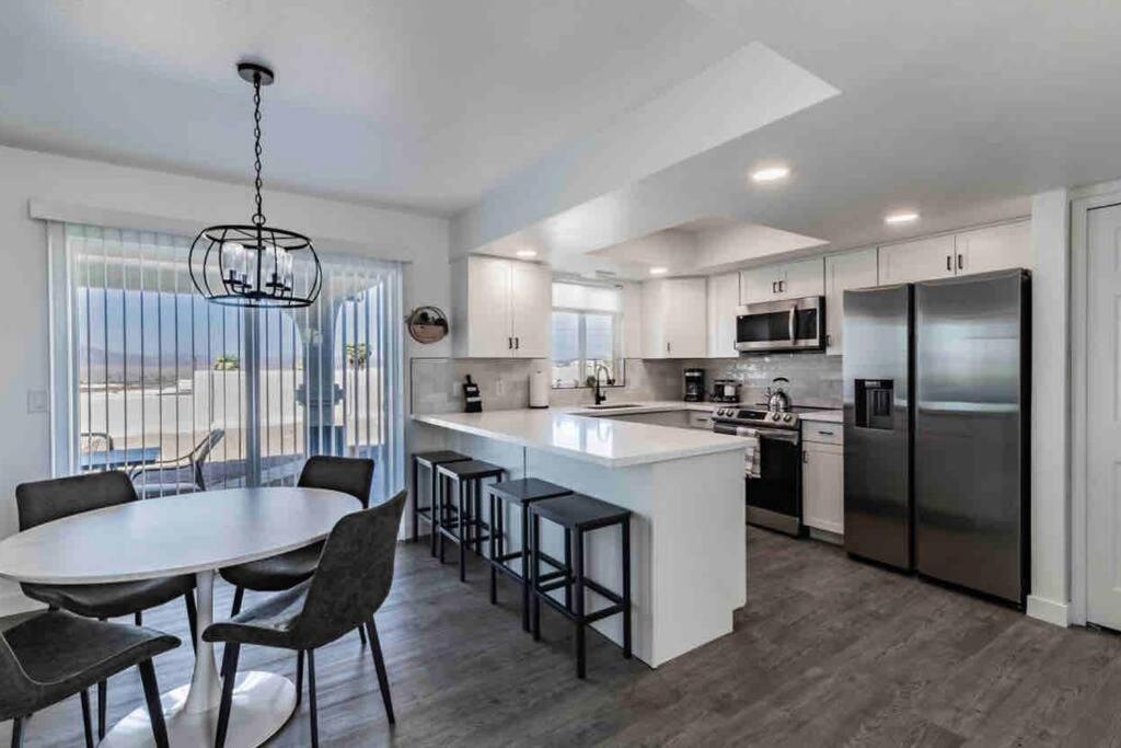 Peaceful Desert Villa w/Lake View & Spa - Image 4