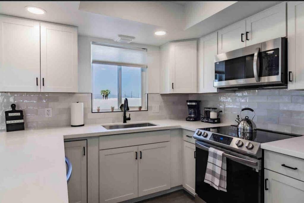 Peaceful Desert Villa w/Lake View & Spa - Image 6