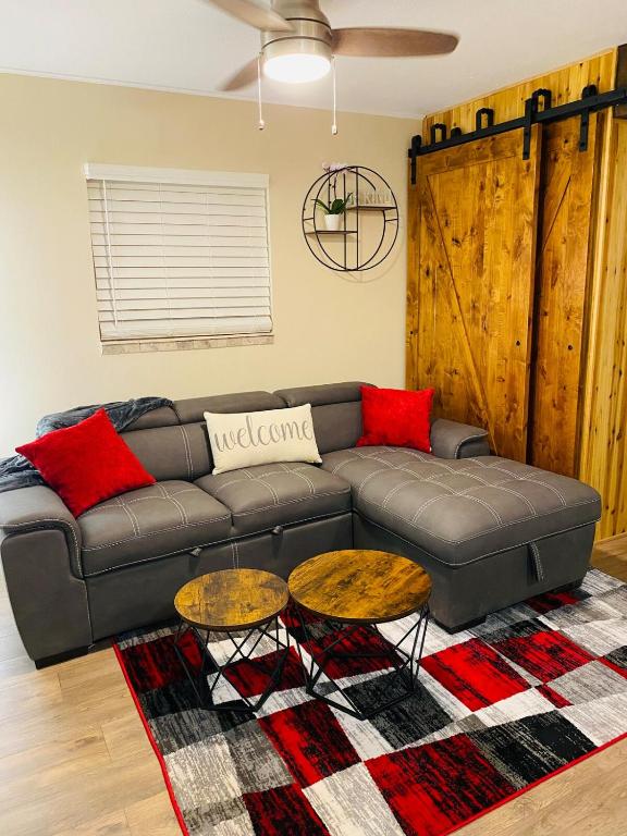 Romantic Cottage! King bed! Private hottub! Uptown! - Image 7