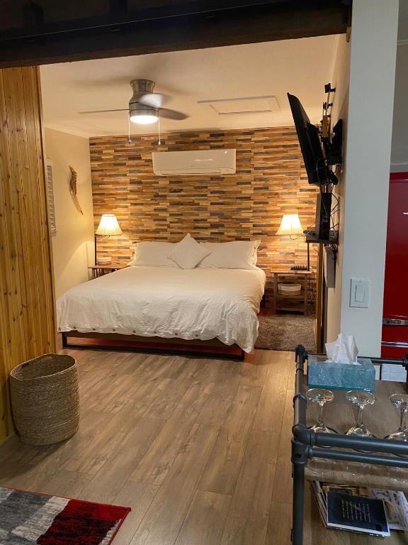 Romantic Cottage! King bed! Private hottub! Uptown! - Image 5