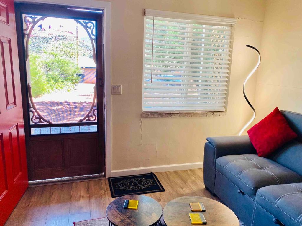 Romantic Cottage! King bed! Private hottub! Uptown! - Image 4