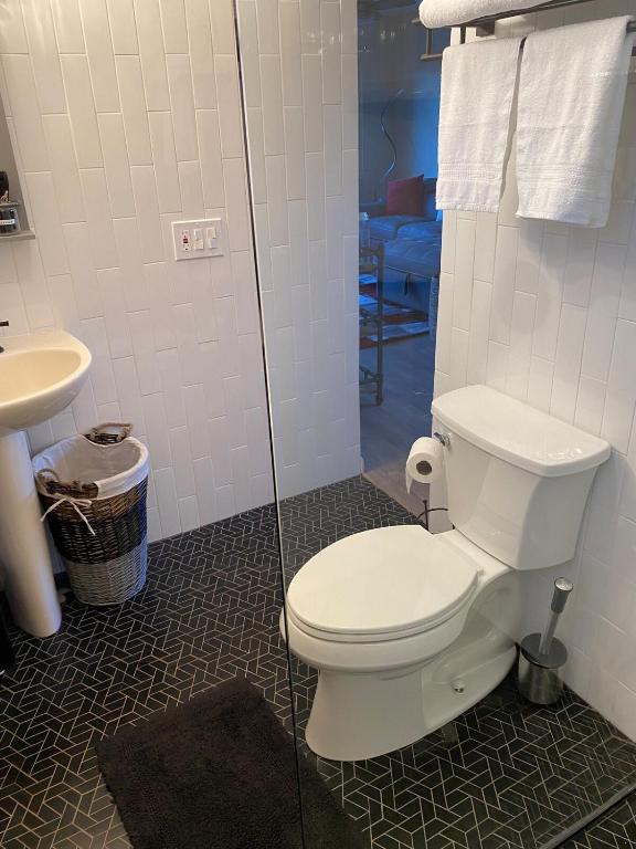 Romantic Cottage! King bed! Private hottub! Uptown! - Image 6