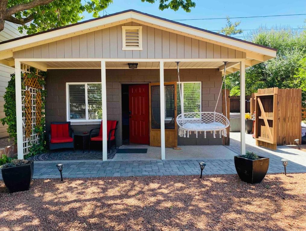 Romantic Cottage! King bed! Private hottub! Uptown!