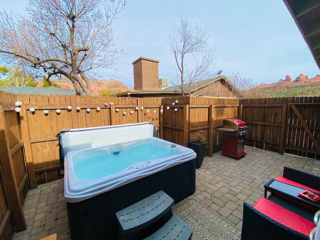 Romantic Cottage! King bed! Private hottub! Uptown!