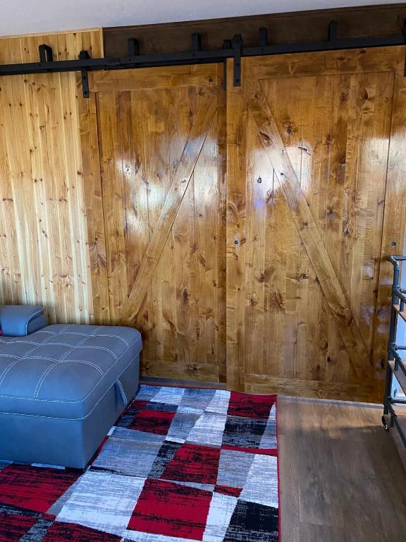 Romantic Cottage! King bed! Private hottub! Uptown! - Image 8