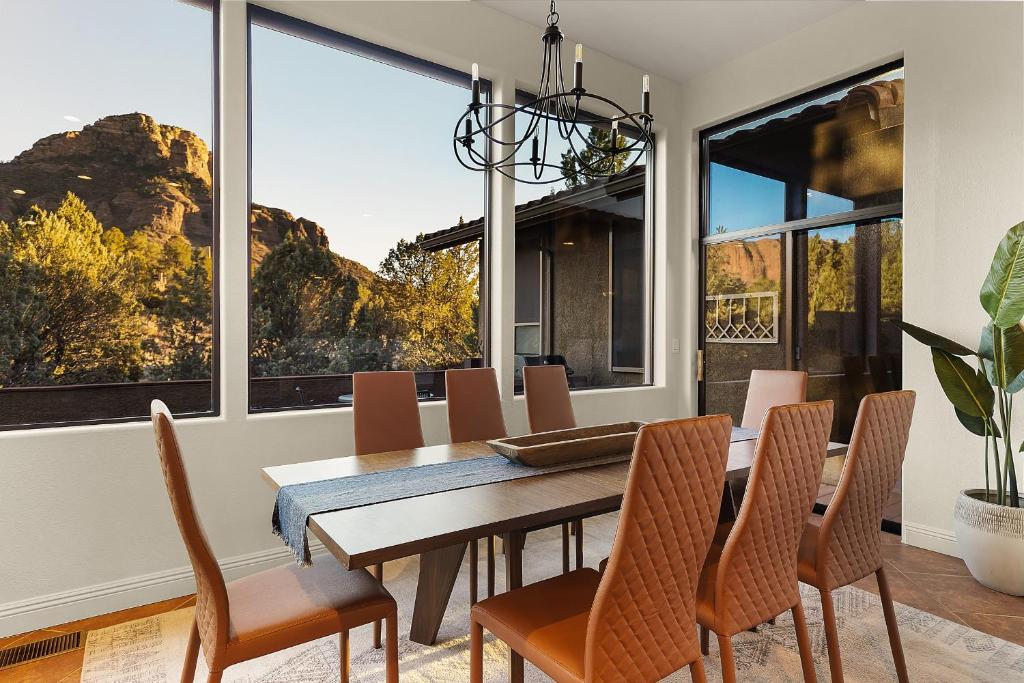 Mammoth Rock Splendor Family Home-Close to town, Huge Spa & Game Room - Image 4