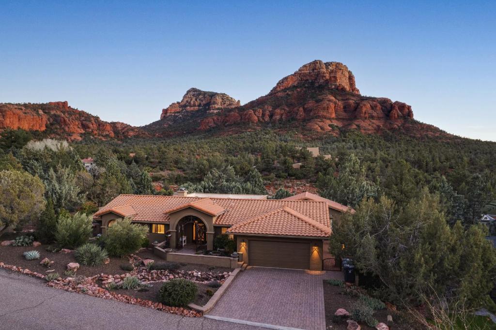 Mammoth Rock Splendor Family Home-Close to town, Huge Spa & Game Room - Image 8