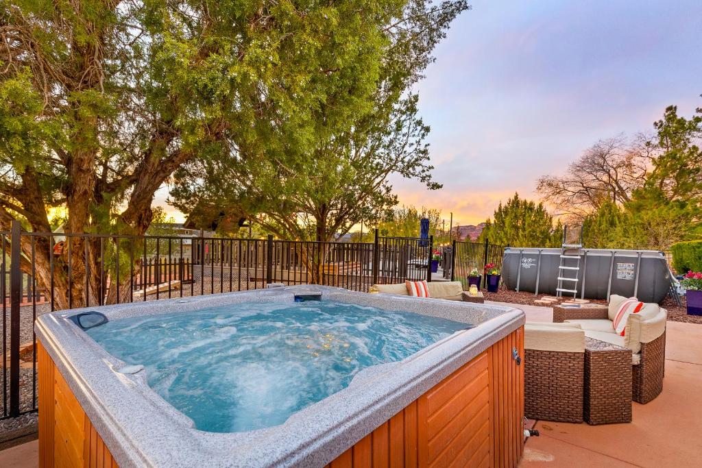 Hot Tub (Jacuzzi) - Photo 3