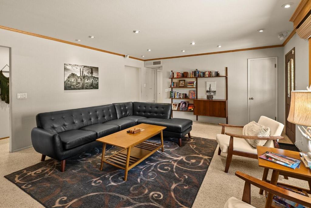 Mountain Shadows Escape with a Yoga Studio! - Image 8