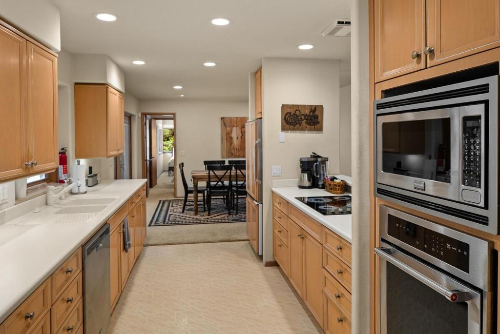 Mountain Shadows Escape with a Yoga Studio! - Image 4