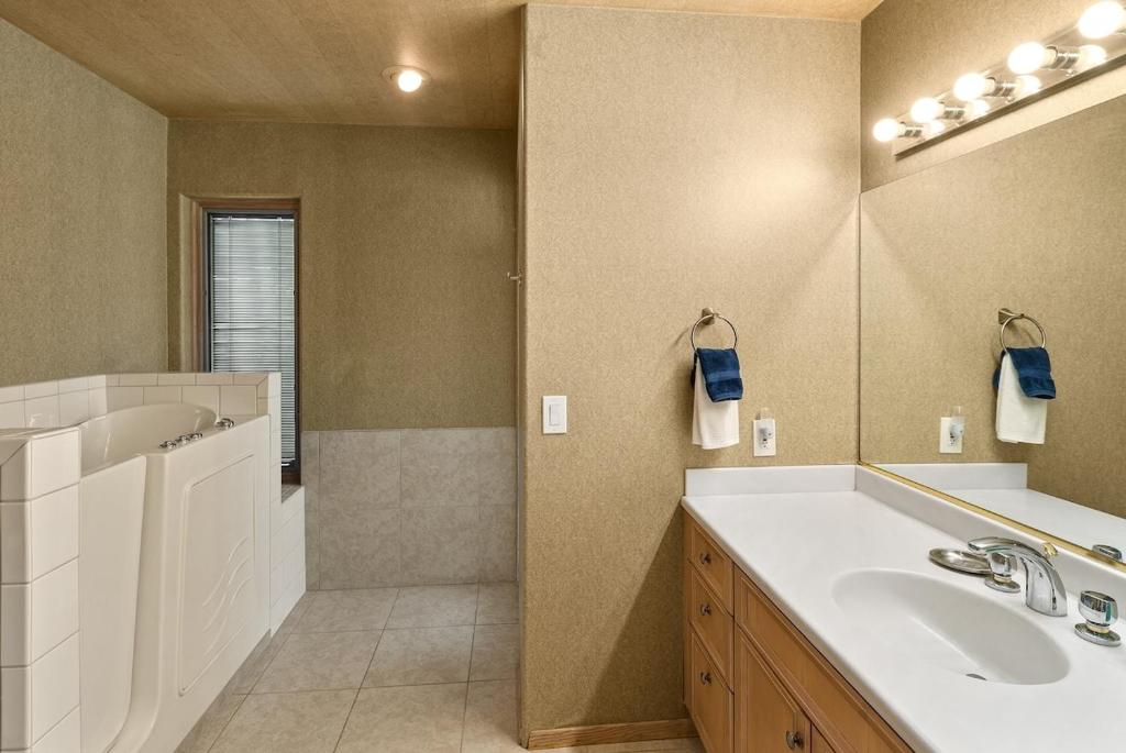 Mountain Shadows Escape with a Yoga Studio!