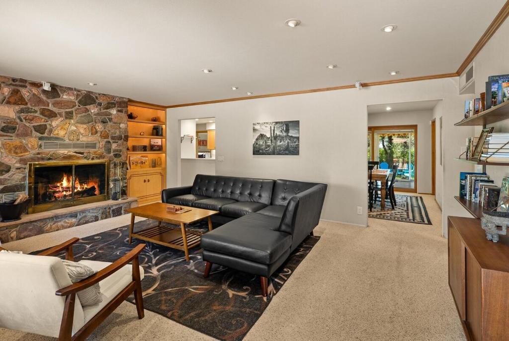 Mountain Shadows Escape with a Yoga Studio! - Image 5