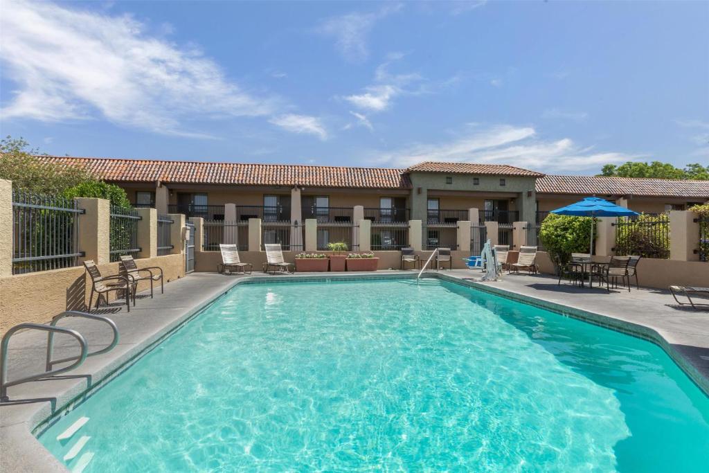 Best Western Plus A Wayfarer's Inn & Suites - Image 4