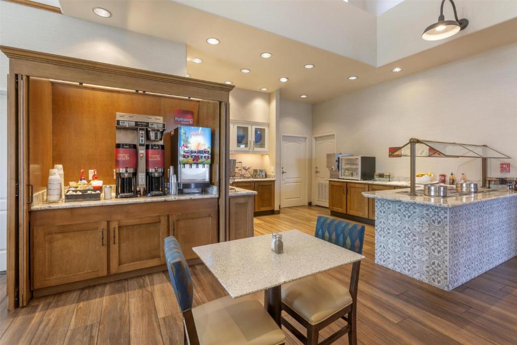 Best Western Plus A Wayfarer's Inn & Suites - Image 5