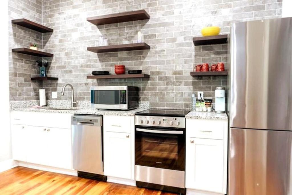 151 Spring Downtown Eureka Springs Suite F - Image 4