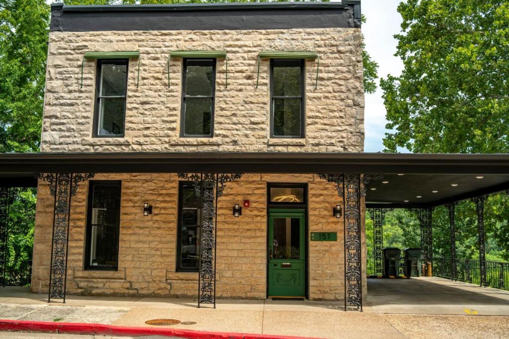 151 Spring Downtown Eureka Springs Suite F - Image 5