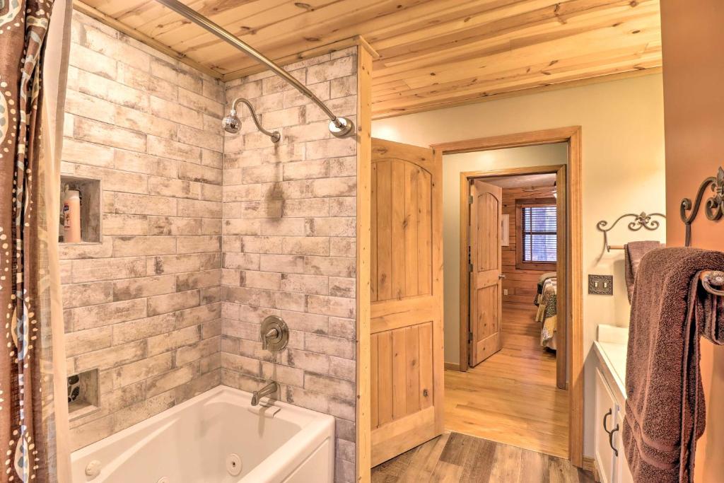 Charming Cabin with Hot Tub, Fire Pit and Views!