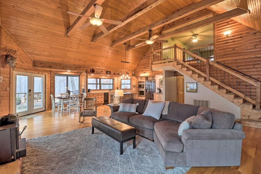 Charming Cabin with Hot Tub, Fire Pit and Views!