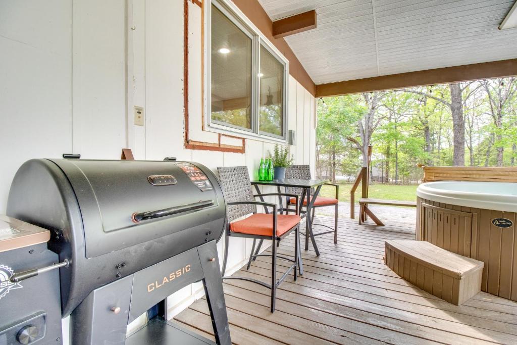 Elizabeth Vacation Rental with Private Hot Tub!