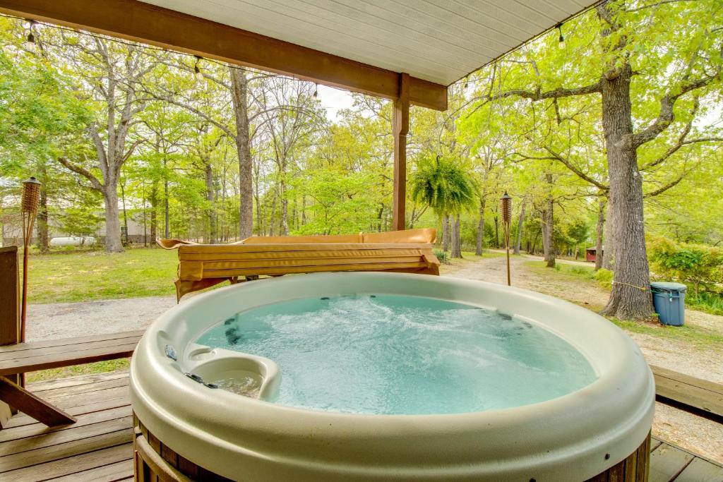 Hot Tub (Jacuzzi) - Photo 3